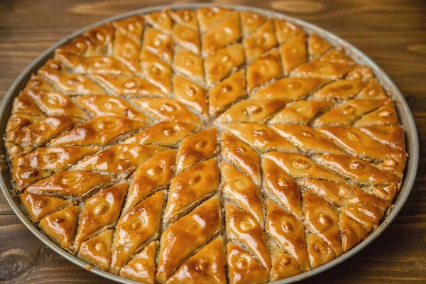 Ahşap arka plan üzerinde Fındıklı baklava. Seçici odak. — Stok fotoğraf