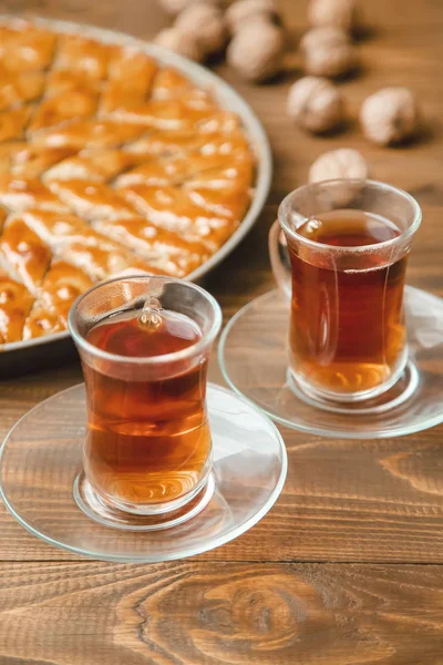 Baklava med nötter på en trä bakgrund. Selektivt fokus. — Stockfoto