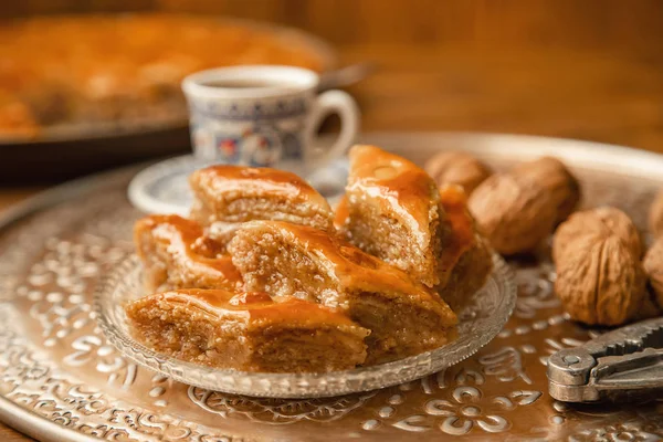 Baklava avec des noix sur fond en bois. Concentration sélective . — Photo