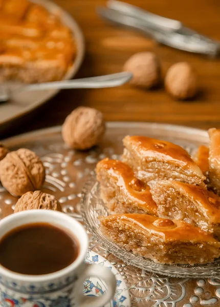 Baklava med nötter på en trä bakgrund. Selektivt fokus. — Stockfoto