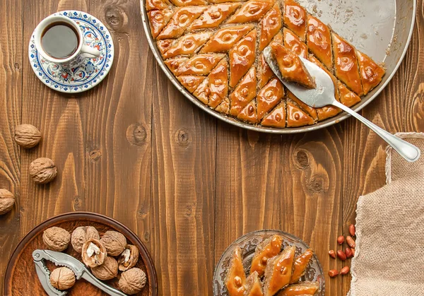 Baklava med nötter på en trä bakgrund. Selektivt fokus. — Stockfoto