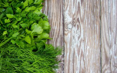 Beyaz ahşap zemin üzerinde farklı homegrown sebze. seçici odak.