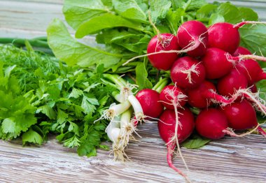 Beyaz ahşap zemin üzerinde farklı homegrown sebze. seçici odak.