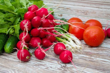 Beyaz ahşap zemin üzerinde farklı homegrown sebze. seçici odak.