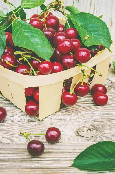 Cerezas rojas. Enfoque selectivo. naturaleza alimentaria fruta . — Foto de Stock