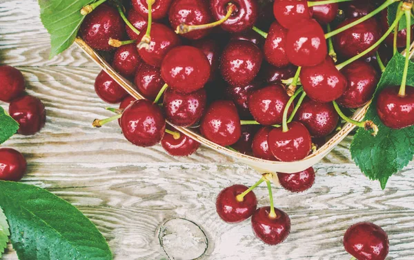 Cerezas rojas. Enfoque selectivo. naturaleza alimentaria fruta . — Foto de Stock
