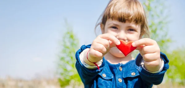 El corazón está en las manos del niño. Enfoque selectivo . —  Fotos de Stock