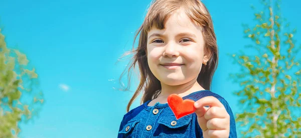 El corazón está en las manos del niño. Enfoque selectivo . —  Fotos de Stock