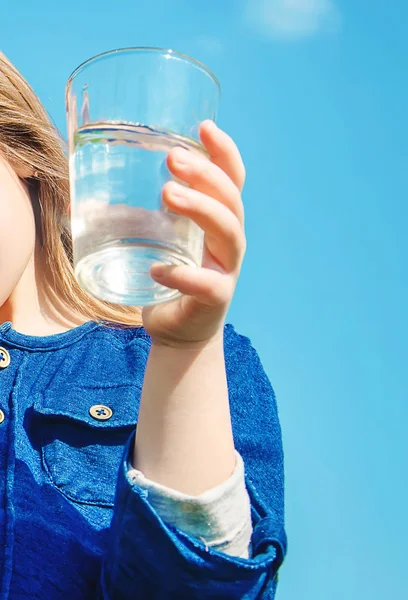 Vaso de agua infantil. enfoque selectivo. naturaleza . — Foto de Stock