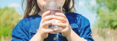 Çocuk bardak su. seçici odak. Doğa.