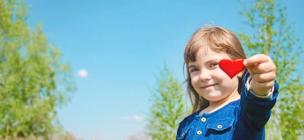 Le cœur est entre les mains de l'enfant. Concentration sélective . — Photo