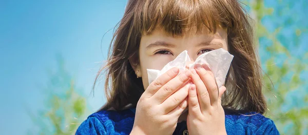 Alergi musiman pada seorang anak. Coryza. Fokus selektif . — Stok Foto