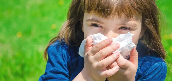 Seasonal allergy in a child. Coryza. Selective focus. — Stock Photo, Image