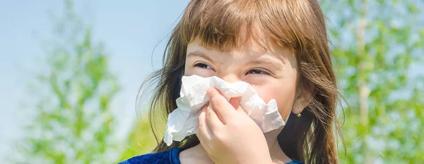 Saisonale Allergie bei einem Kind. Coryza. Selektiver Fokus. — Stockfoto