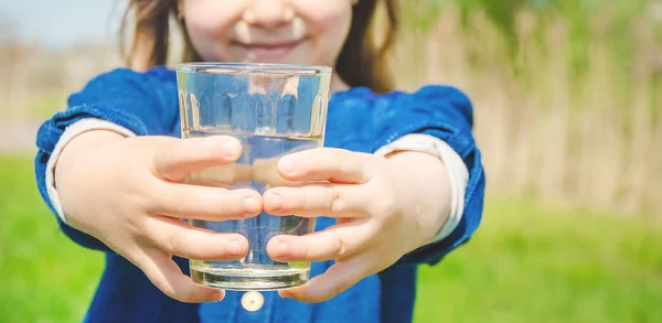 Дитячий стакан води. вибірковий фокус. природа . — стокове фото