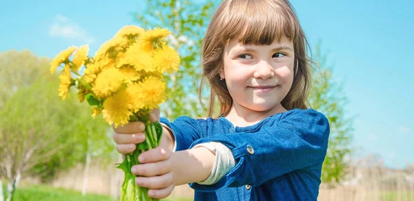 Alergia estacional en un niño. Coryza. Enfoque selectivo . — Foto de Stock