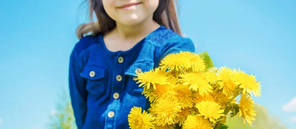 Saisonale Allergie bei einem Kind. Coryza. Selektiver Fokus. — Stockfoto