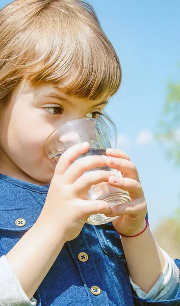 Kind Glas Wasser. Selektiver Fokus. Natur. — Stockfoto