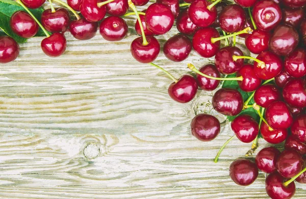 Cerezas rojas. Enfoque selectivo. naturaleza alimentaria fruta . — Foto de Stock