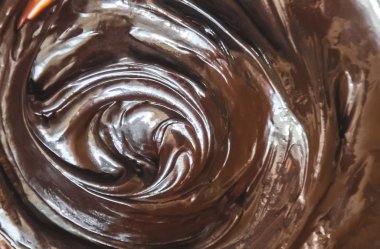 Doku çikolatası. Siyah ve sütlü çikolata. Seçici odaklama.