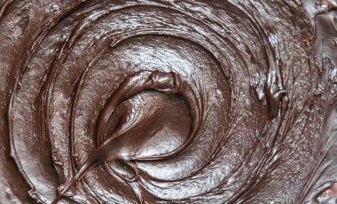 Doku çikolatası. Siyah ve sütlü çikolata. Seçici odaklama.