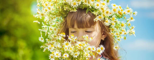 Mädchen mit Kamille. Selektiver Fokus. Naturblumen. — Stockfoto