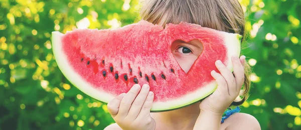 Ett barn äter vattenmelon. Selektivt fokus. Mat — Stockfoto