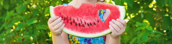 Ett barn äter vattenmelon. Selektivt fokus. Mat — Stockfoto