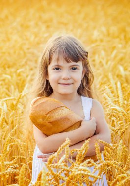 Çocuk ve ekmek. seçici odak. Yiyecek ve içecek.