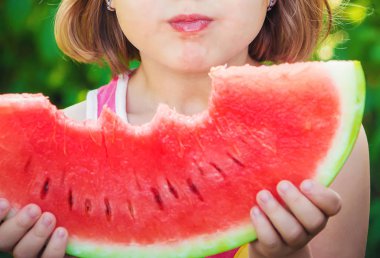 Bir çocuk karpuz yer. Seçici odak. Gıda.