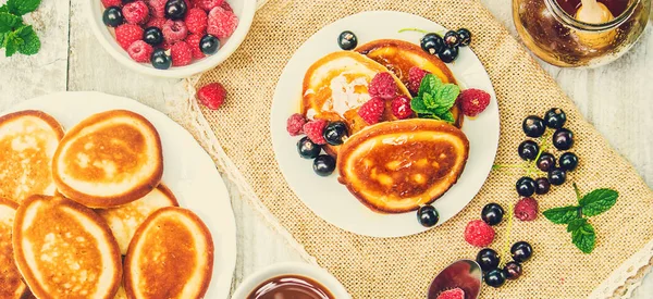 Pfannkuchen auf hellem Hintergrund. Selektiver Fokus. — Stockfoto