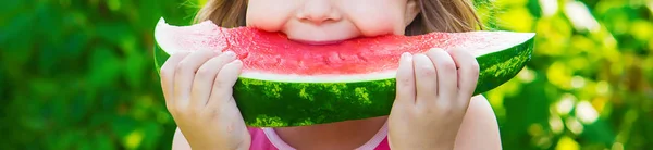 A child eats watermelon. Selective focus. Food. — Stock Photo, Image