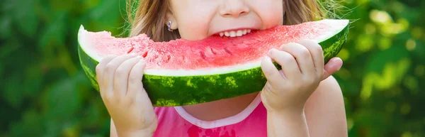 Un bambino mangia l'anguria. Concentrazione selettiva. Alimenti . — Foto Stock