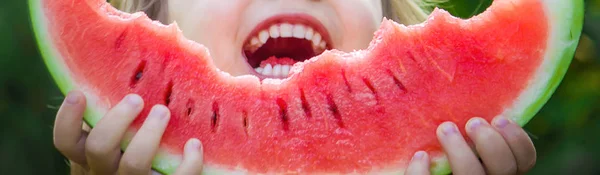 Een kind eet watermeloen. Selectieve focus. Voedsel. — Stockfoto