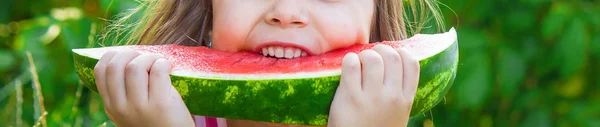 Ребенок ест арбуз. Выборочный фокус. Еда . — стоковое фото