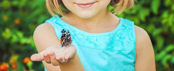 Gyermek egy pillangó. Szelektív fókusz. Természet. — Stock Fotó