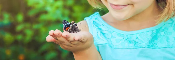 Kind mit einem Schmetterling. Selektiver Fokus. Natur. — Stockfoto