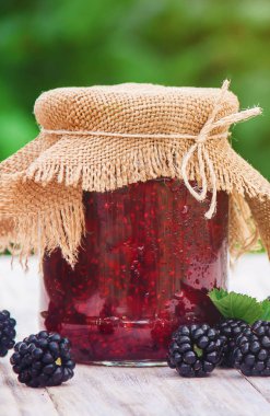 böğürtlen ile ev yapımı reçel. Hazırlık. Seçici odaklama.