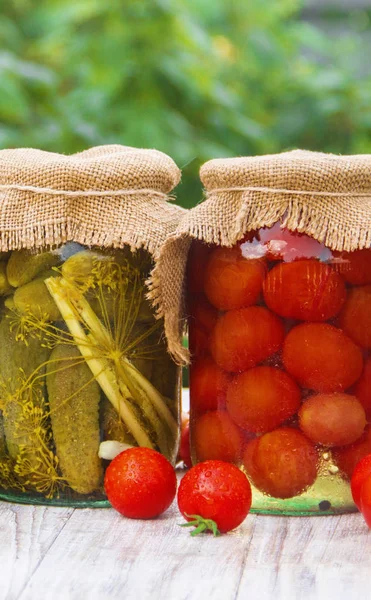 Konzervovaná rajčata a okurky z konzerv. Selektivní zaměření. — Stock fotografie