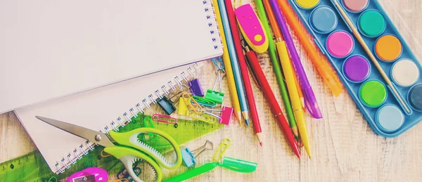 Schulsachen. Es ist Zeit, zur Schule zu gehen. Selektiver Fokus. — Stockfoto