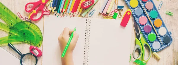 Schulsachen. Es ist Zeit, zur Schule zu gehen. Selektiver Fokus. — Stockfoto