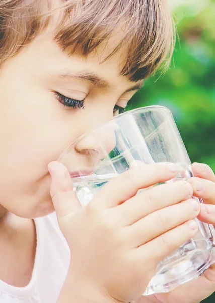 Kind glas water. selectieve aandacht. natuur. Stockfoto