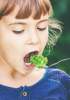 çocuk sebze yiyor. Yaz fotoğrafı. Seçici odaklama