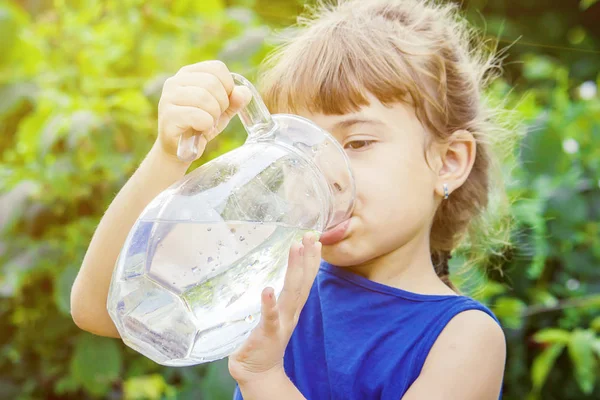 Дитячий стакан води. вибірковий фокус. природа . — стокове фото