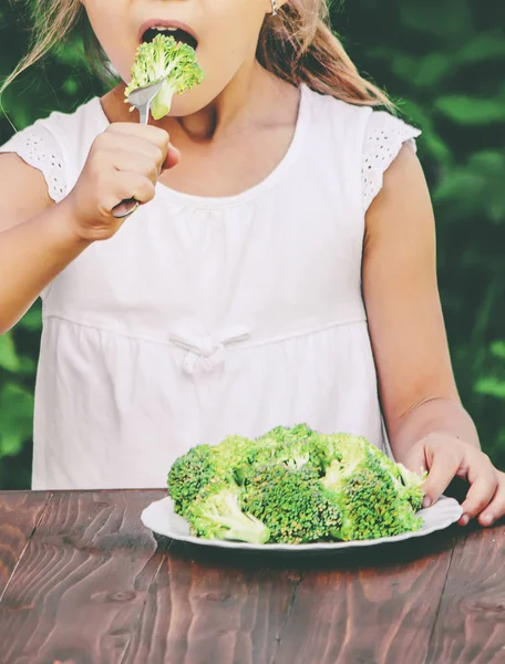 Ребенок ест овощи. Летнее фото. Селективный фокус . — стоковое фото