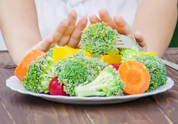Niño come verduras. Foto de verano. Enfoque selectivo —  Fotos de Stock