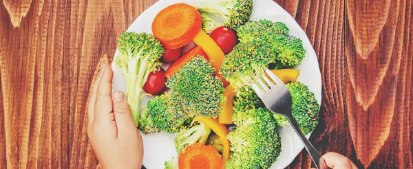 아이는 야채를 먹는다. 여름 사진입니다. 선택적 초점 — 스톡 사진