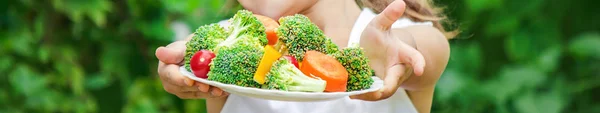 Bambino mangia verdure. Foto d'estate. Focus selettivo . — Foto Stock