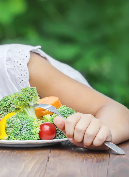 Kind isst Gemüse. Sommerfoto. Selektiver Fokus — Stockfoto