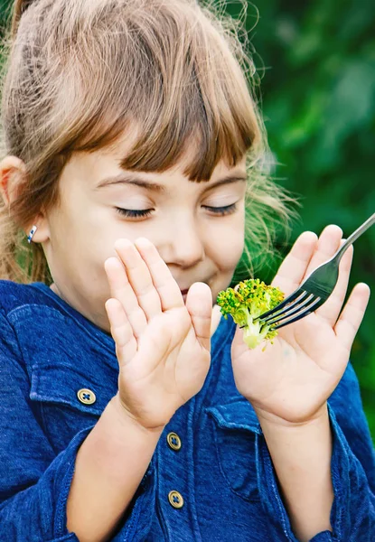 Děti jedí zeleninu. Letní fotka. Selektivní zaměření — Stock fotografie